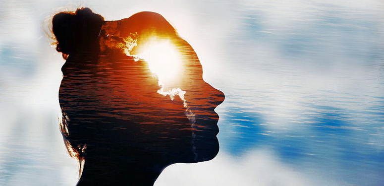 Copyright : Maksim Chernishev / 123RF Stock Photo a woman's head with water in the background